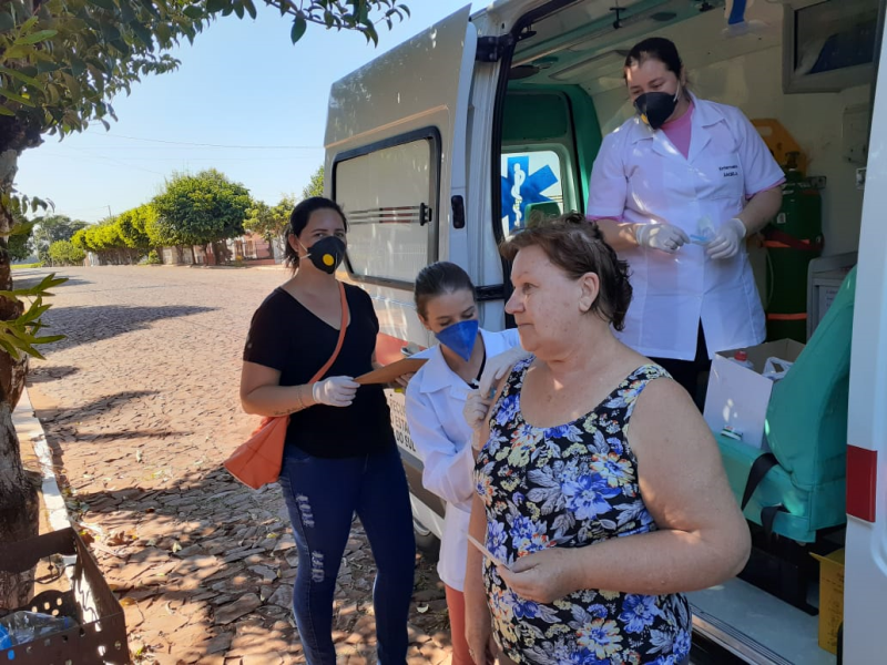 EQUIPE DA SECRETARIA MUNICIPAL DE SAÚDE REALIZAÇÃO VACINAÇÃO DE IDOSOS EM DOMICÍLIO